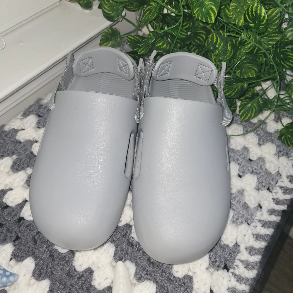 Nike Kids Light Gray Slip-On Shoes Size 7. Used Excelent Condition